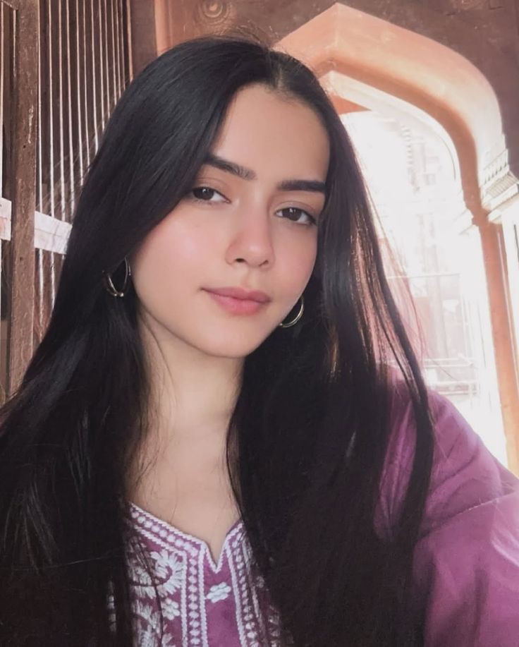 Ahmedabad Top model 𝟵𝟯𝟬𝟰𝟲𝟭𝟱𝟭𝟮𝟳 college call girl service available in